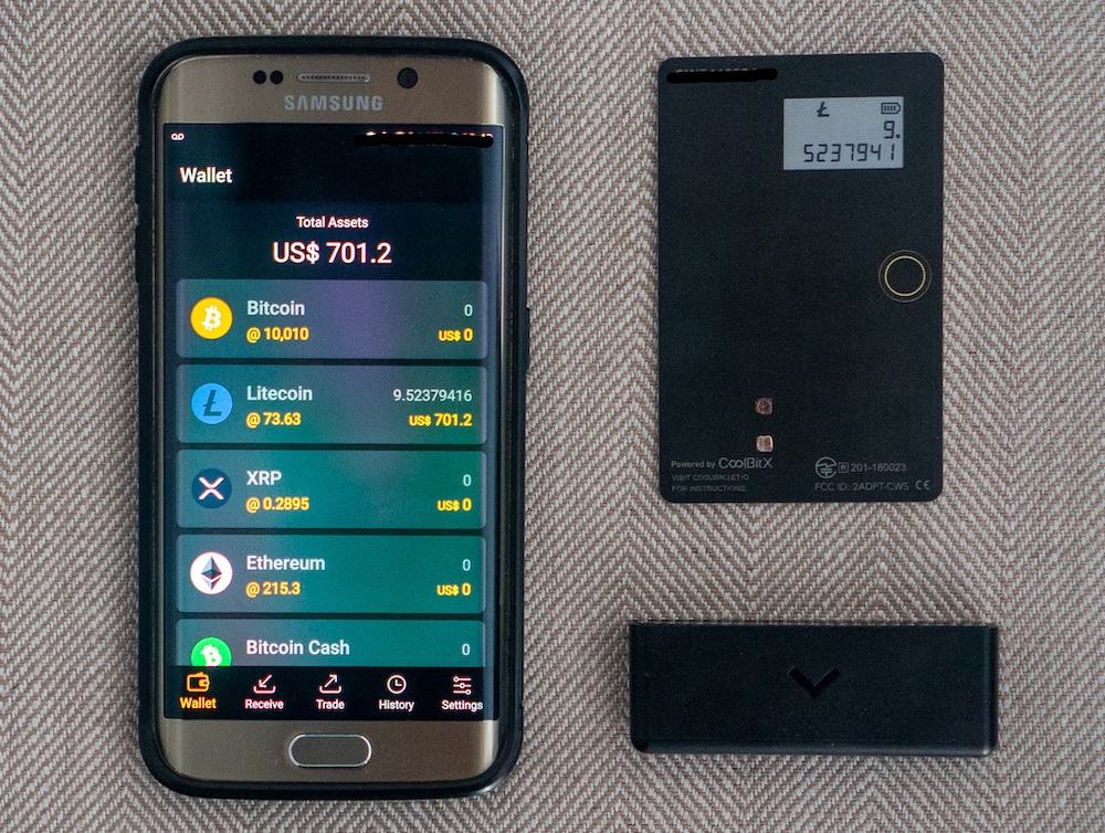 CoolWallet 卡片式冷錢包與手機 App 配對畫面，卡片上可見電子紙螢幕